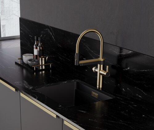 Fast technisch erscheint der Wasserhahn „Blanco Evol“ in „Satin gold“ mit seinen Rillen und den schwarzen Details. Er hat viele Raffinessen zu bieten, so wird unter anderem Leitungswasser zu Trinkwasser aufbereitet.