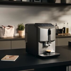 Der beliebte Kaffeevollautomat EQ300 von Siemens erstrahlt ab sofort in neuem Glanz. Dank seines neuen Designs ist er ein echter Hingucker in jeder Küche und macht die Kaffeezubereitung noch komfortabler.