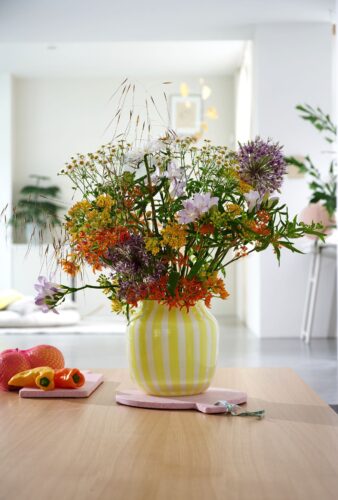 Manchmal sind es Kleinigkeiten mit denen man eine Menge erreichen kann. Der Blumenstrauß begeistert durch die Farbigkeit, die Vase begeistert mit sommerlich gelben Streifen.