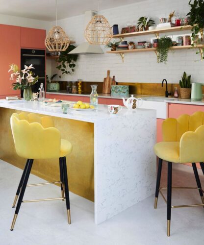 Der wunderbare Farbmix charakterisiert die Küche im Retro-Stil. Von UK Dunelm