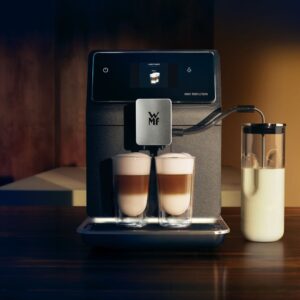 Seit 1927 produziert das Unternehmen WMF Kaffeemaschinen. Der Vollautomat „Perfection“ 880L begeistert mit stilvollem LED-Licht und einem intuitiven Touch-Display. Praktisch: Die nötigen Handgriffe lassen sich von vorne ausführen, sogar das Wechseln des Wassertanks. Die Maschine arbeitet mit der Doppel-Thermoblock-Technologie. Sie garantiert Temperaturgenauigkeit und cremigen Milchschaum. UVP: 1.899 €