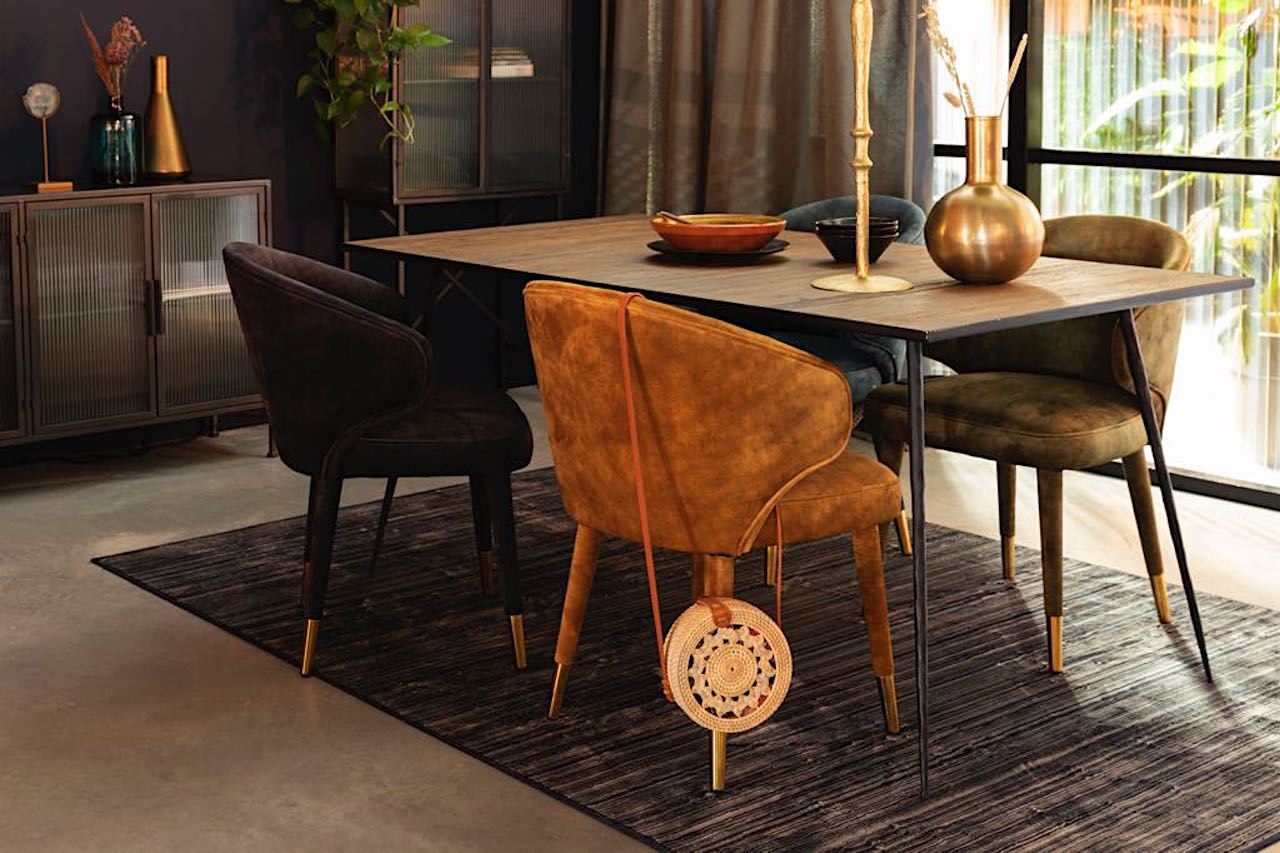 Der Samt bezogene Stuhl „Lunar“ von Dutchbone ist bequem und hat ein ganz besonders elegantes Aussehen. Erhältlich über Carmöbel. 