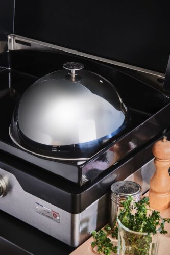 Unter der Glocke aus Edelstahl können Speisen perfekt warmgehalten und geschmort werden. Hilfreich ist die Dampföffnung, von de Buyer, ca. 55 Euro.