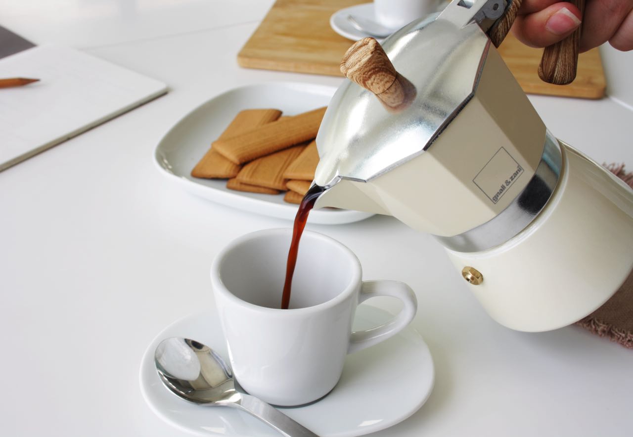 Durch die kompakte Handhabung ist der Espressokocher „Venezia“ ideal für zuhause oder auf Reisen. Sehr hübsch ist der Softtouchgriff in Holzoptik. Von Gnali & Zani.