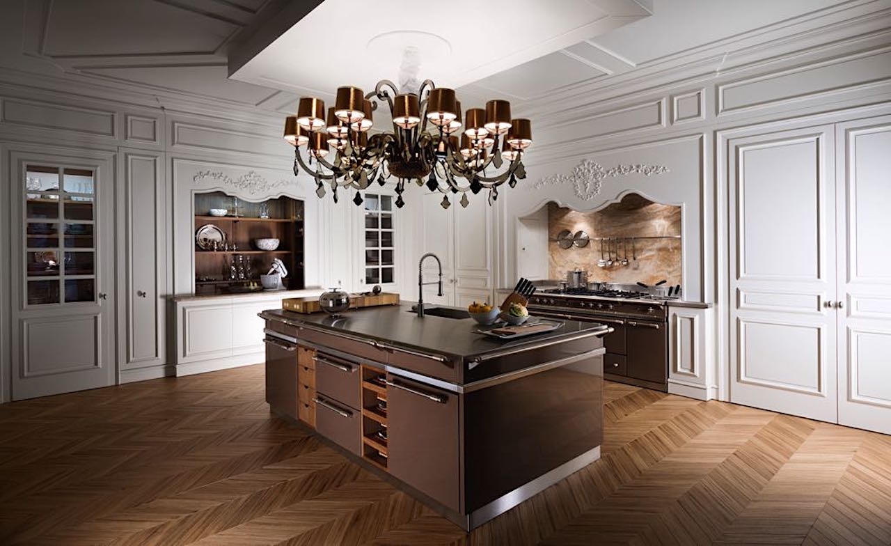 Stuck trifft auf Marmor. Die Opulenz ist zwar nicht zu übersehen, auch durch den Lüster, dennoch hat die „Floral Kitchen“ von L‘Ottocento einen modernen Look.