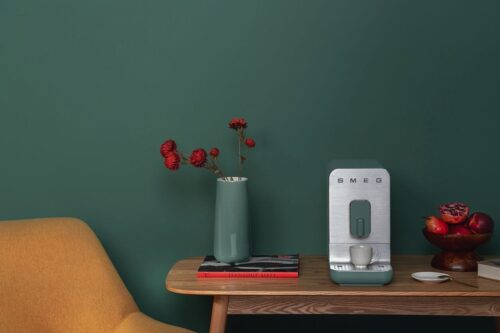 In hübschen Farben gibt es den Kaffeevollautomaten von Smeg, so auch in „Emerald Green Matt“. Er hat viele Funktionen, wie sechs Kaffeevarianten, Heißwasserbezug oder Dampf. 