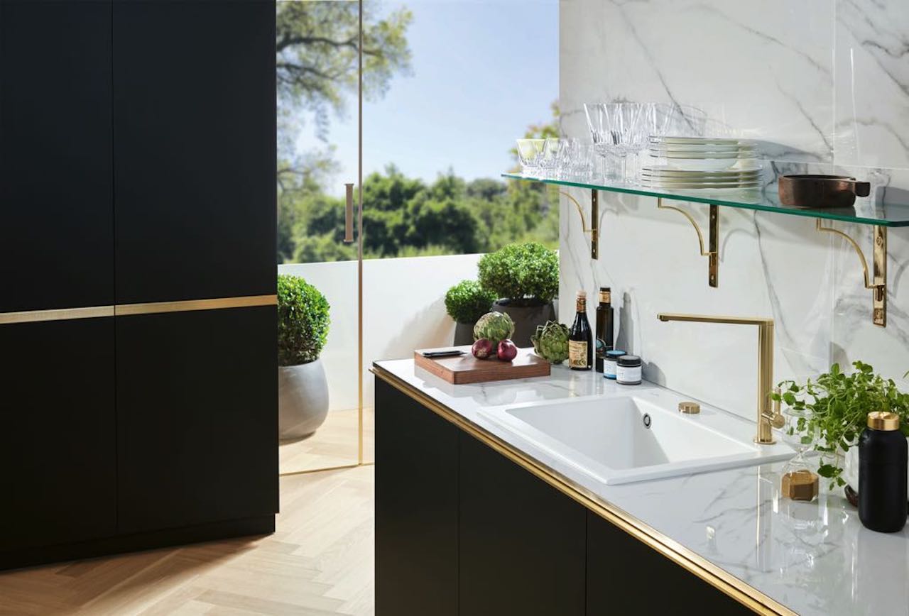 Gold und Schwarz bilden hier eine opulente Synergie miteinander. Von Villeroy & Boch.