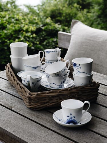 Das Geschirr von Royal Copenhagen ist ein echter Klassiker und begeistert mit seinem zeitlosen Design. Es wird handbemalt und kommt aus Dänemark.