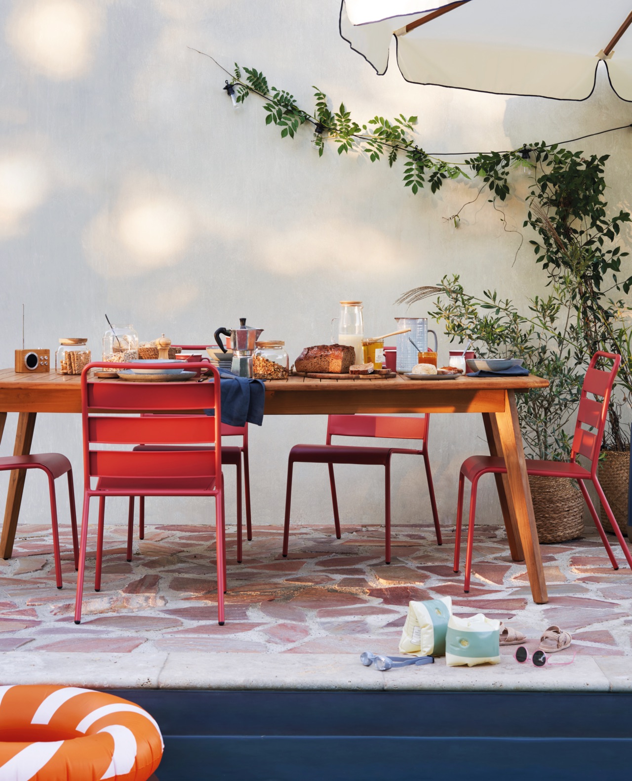 Die Stühle begeistern mit dem mediterranen Terracotta-Ton. Das harmoniert gut zum schlichten Holztisch. Aus Metall, je ca. 70 Euro, von Maisons du Monde. | KÜCHEN JOURNAL Die Stühle begeistern mit dem mediterranen Terracotta-Ton. Das harmoniert gut zum schlichten Holztisch. Aus Metall, je ca. 70 Euro, von Maisons du Monde.