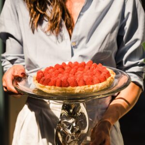 Stilvoll präsentieren lässt sich ein sommerlicher Kuchen auf der wunderschönen Platte mit opulentem Fuß. Sie ist aus Glas und wird garantiert zu einem Lieblingsbegleiter, von Ferm Living.