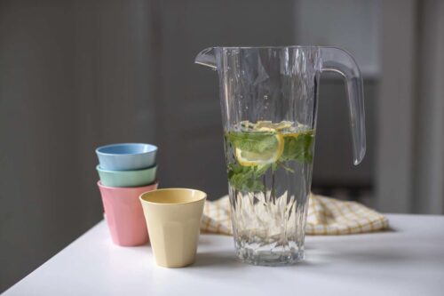 Strapazierfähig und stylish sind die Becher „Nora“ in pastelligen Tönen. Die edle Karaffe ist ebenfalls unkaputtbar. Alles von koziol.