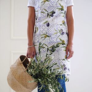 Die Schürze „Summertime“ mit Oliven von Apelt ist ein Blickfang und noch dazu ein guter Schutz, ca. 33 Euro.  
