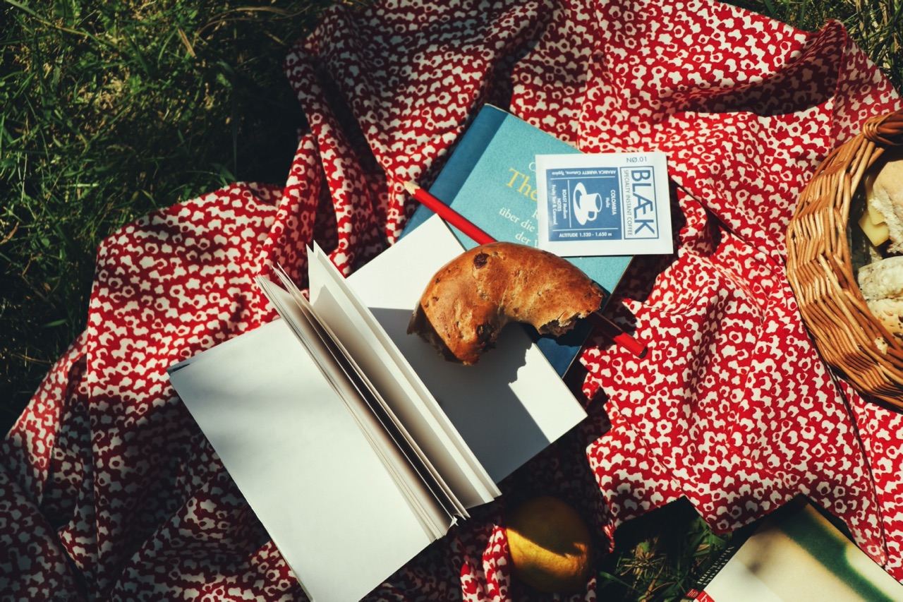 Der Instandkaffee der Hamburger Marke BLÆK überzeugt mit einem überragenden Geschmack – und das auch unterwegs! Im praktischen Sachet passt BLÆK in jede noch so kleine Tasche. Für den perfekten Genuss wird nichts weiter als eine Tasse und heißes Wasser benötigt.