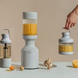 Mit dem stylischen Mixer BEAST, der in 3 Farben erhältlich ist, wird das Zubereiten von vielfältigen, leckeren Kreationen kinderleicht. Tiefgefroren oder butterzart - der amerikanische Blender zerkleinert mühelos Früchte, Gemüse, Nüsse und sogar extrem klebrige Lebensmittel wie Datteln und verwandelt sie in Smoothies, Dips, Drinks, Marinaden oder Saucen.