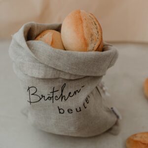 Im niedlichen Leinenbeutel können Brötchen gut verstaut werden. Er ist auch super als textiler Brotkorb beim Picknick. Dafür einfach nur die Ränder aufkrempeln, von Eulenschnitt über Car Möbel, ca. 14 Euro.