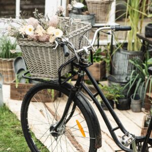 Blumen machen einen Picknickplatz richtig wohnlich. Achten Sie nur darauf, dass sie auch mit Wasser versorgt sind. Alternativ können Sie auch Trockenblumen mitnehmen. Den hübschen Korb gibt es bei Car Möbel zu kaufen.