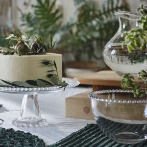 Da möchte jeder einmal probieren: Die Feigen harmonieren zur mediterranen Küche. Sie lassen sich als Verzierung für eine üppige Torte verwenden. Schön sieht die Kuchenplatte mit Fuß aus Glas von Côté Table aus.