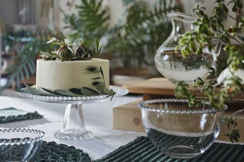 Da möchte jeder einmal probieren: Die Feigen harmonieren zur mediterranen Küche. Sie lassen sich als Verzierung für eine üppige Torte verwenden. Schön sieht die Kuchenplatte mit Fuß aus Glas von Côté Table aus.