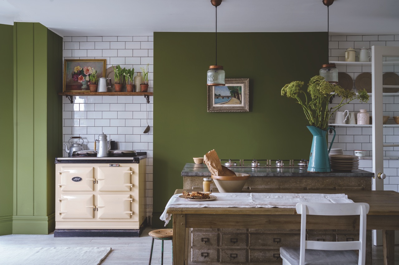 Die alten Möbelstücke sind die Verbindung in dieser Küche und machen den Shabby-Look aus. Auch die Details unterstreichen das. Gemixt sind die Farben und die Materialien. Die Wandfarbe ist von Farrow & Ball.