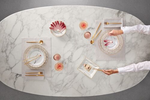 Die ovale Form unterstreicht den auffallenden Marmor-Look des Tisches. Darauf macht sich das luxuriöse Porzellan-Geschirr „Kurland“ von KPM Berlin in der Variante „Royal Marbre“ sehr gut. Es ist in Weiß und in Schwarz erhältlich, 6tlg.-Dinner-Set ca. 3.000 Euro.