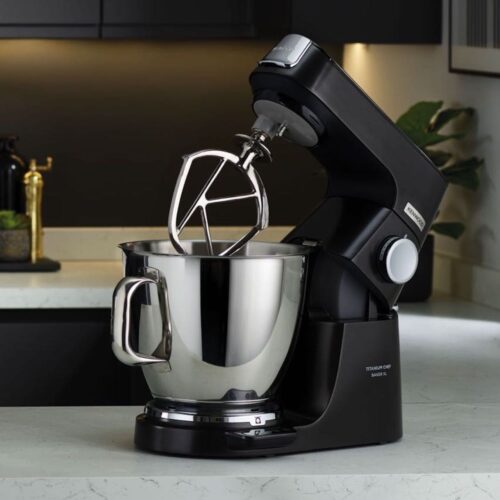 In der Küchenmaschine „Chef Baker XL“ können komplette Mahlzeiten zubereitet werden. Sie gehört zur „Autograph Collection“ von Kenwood. Das Multitalent mit Koch- und Backfunktion schafft es auch, selbst härteste Zutaten zu zerkleinern, ca. 639 Euro.