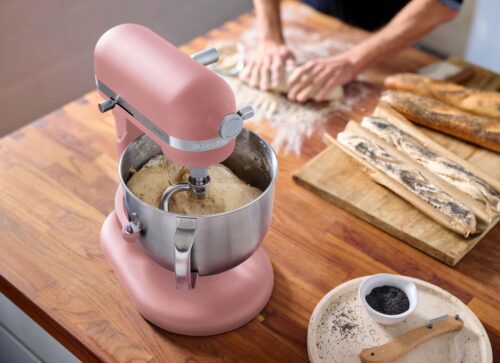 Der Klassiker von Kitchen Aid ist äußerst flexibel. Die Maschine „Artisan“ lässt sich zum Beispiel zum Zubereiten von Brotteig nutzen oder als Eismaschine. Toll ist die matte Optik, ca. 850 Euro.