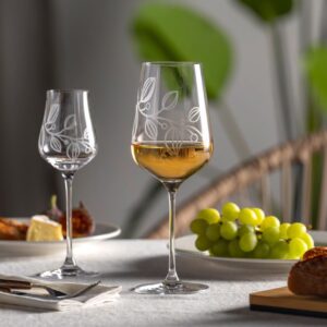 Ranken mit Oliven zieren die Glasserie „Boccio“ von Leonardo. Wein vervollständigt das ein oder andere köstliche Gericht aus Südeuropa.