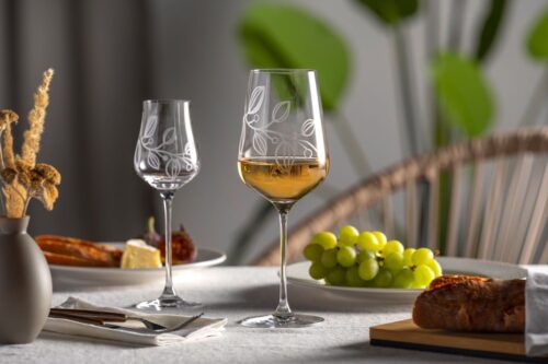 Ranken mit Oliven zieren die Glasserie „Boccio“ von Leonardo. Wein vervollständigt das ein oder andere köstliche Gericht aus Südeuropa.