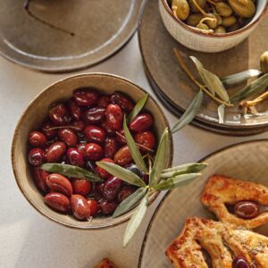 Oliven sind vielseitig und immer ein köstlicher Snack. Sie werden stilvoll präsentiert im Keramikgeschirr von Maisons du Monde.
