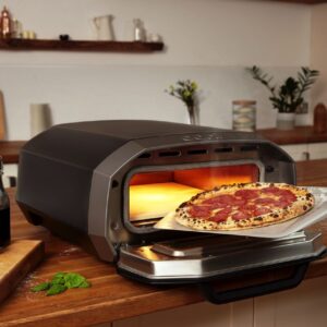 Wenn Sie sich in Zukunft zuhause wie beim Lieblings-Italiener fühlen, dann liegt das an der krossen Steinofen-Pizza aus dem Ofen von Ooni. Das elektrische Pizza-Gerät ist für die hauseigenen Küche gedacht und passt bequem auf die Arbeitsplatte, ca. 900 Euro.