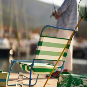 Der klappbare Strandstuhl ist leicht und bietet einen gemütlichen Platz an jedem Ort. Aus der Serie „Strandön“, ca. 30 Euro von Ikea. ©Inter IKEA Systems B.V. 2023