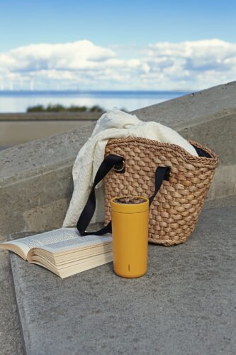 Wenn es ein Tee oder ein Milchkaffee sein soll, kann er auch im hilfreichen „To Go Click“-Becher von Stelton mitgenommen werden. Hier bleiben Getränke lange warm, ca. 33 Euro.