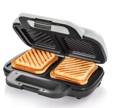 Zum Frühstück oder als Snack für unterwegs – die Möglichkeiten, den Sandwich Maker zu nutzen sind vielseitig. „Grand Chef“ von Tescoma hat beschichtete Metallplatten, auf denen nichts anbrennt. Außerdem verschließen die Ränder vollständig und nichts quillt am Rand heraus, ca. 80 Euro.