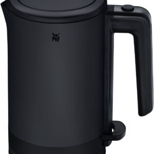 Angesagt sind mattschwarze Geräte. Der Wasserkocher aus der „Deep Black“ Linie von WMF hat einen herausnehmbaren Filter, eine interne Wasserstandsanzeige und einen kabellosen Sockel, ca. 110 Euro. 