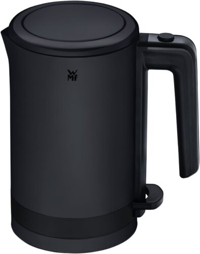 Angesagt sind mattschwarze Geräte. Der Wasserkocher aus der „Deep Black“ Linie von WMF hat einen herausnehmbaren Filter, eine interne Wasserstandsanzeige und einen kabellosen Sockel, ca. 110 Euro. 