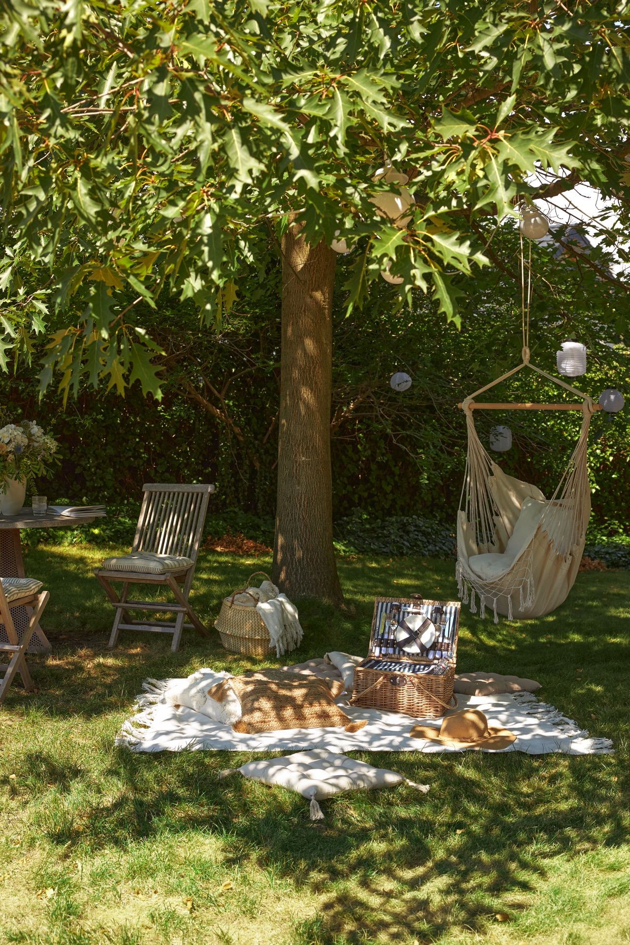 Wie herrlich so ein Picknick-Ambiente aussehen kann. Ein echter Luxus ist die Hängematte, die zum Träumen einlädt. Alles zu kaufen über Westwing.