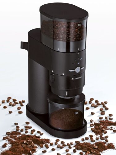 Am Morgen freuen sich die meisten auf einen köstlichen Kaffee. Noch leckerer wird er, wenn die Bohnen erst kurz vorher frisch gemahlen werden, denn so bleibt das Aroma am besten erhalten. Qualitativ hochwertig ist die elektrische Kaffeemühle „Expert“ von Zassenhaus. Sie besitzt ein gefrästes Kegelmahlwerk aus gehärtetem Stahl, ca. 170 Euro.