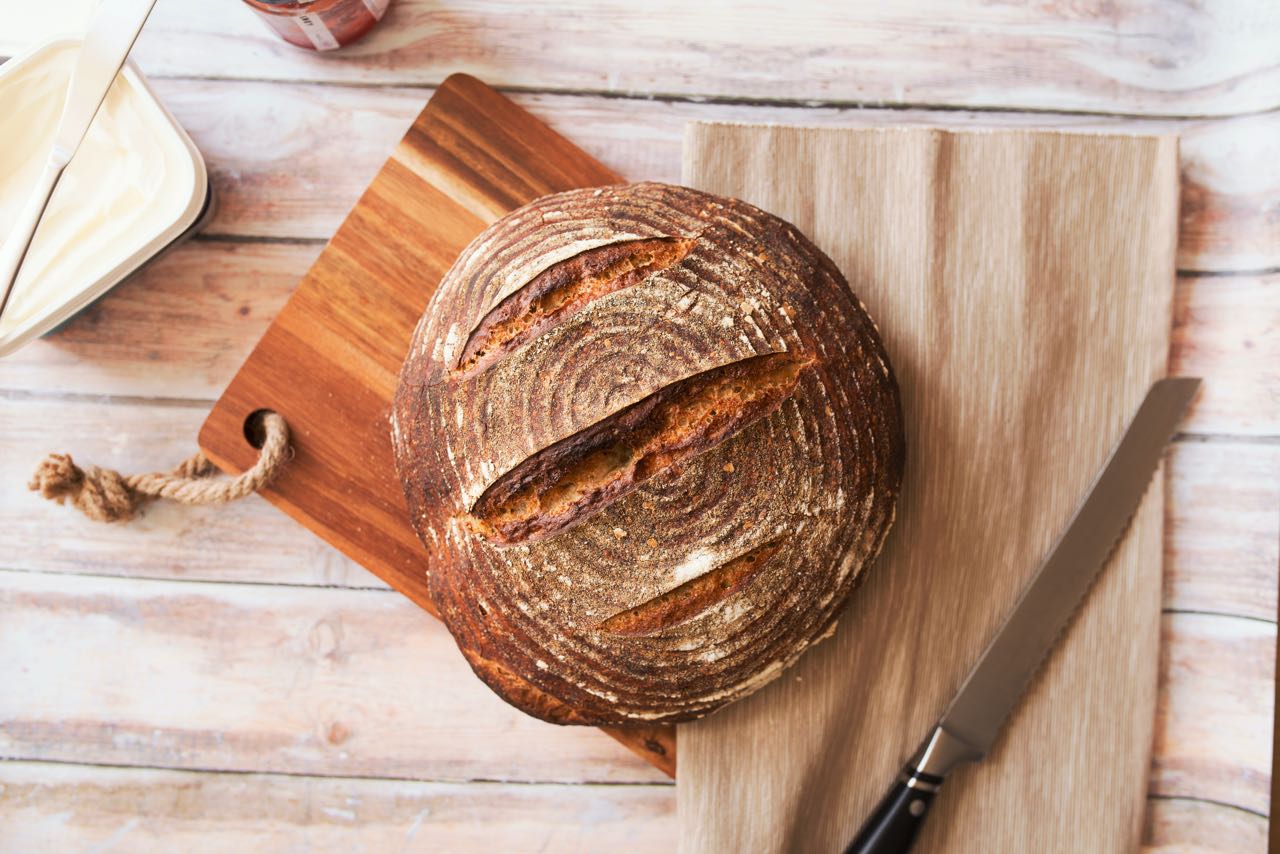 Handgemachter Genuss: Ein meisterhaft gebackenes rundes Brot, perfekt knusprig und mit Liebe zubereitet. Bei so einem Ergebnis hat sich die Mühe gelohnt. Foto: Ben Garratt by unsplash