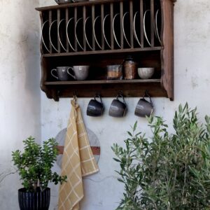 So gemütlich wirkt das kleine Tellerregal, das charmanter nicht dekoriert sein könnte. Details wie das Keramik-Geschirr und viel Grün verstärken den Look. Alles von Chic Antique.
