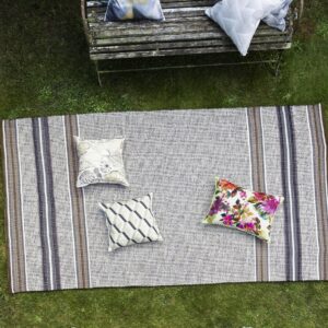 Es muss nicht immer eine Picknickdecke sein. Als praktisch erweist sich auch ein Outdoor-Teppich, der sehr robust und vor allem abwaschbar ist. Von Designers Guild.