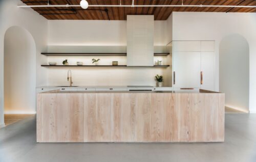 Helles Holz kann einen einfachen Charakter haben, doch im Gesamtkonzept mit dem Stein und den Griffen setzt es ein Statement in diesem Loft. Von Dinesen. Foto: Jeremie Warshafsky | Dinesen