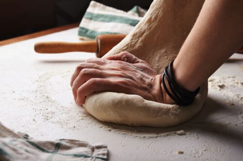 Handgeknetet auf mehlbestäubter Fläche – der Beginn köstlichen Brotes. Foto: Nadya Spetnitskaya by unsplash