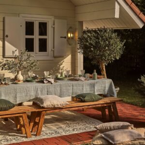 Olivenzweige sind eine wunderschöne Deko auf einem gedeckten Tisch. Wenn dann noch alles Ton in Ton in soften Grüntönen gehalten ist, wirkt es besonders elegant. Die Ausstattung ist von Westwing.