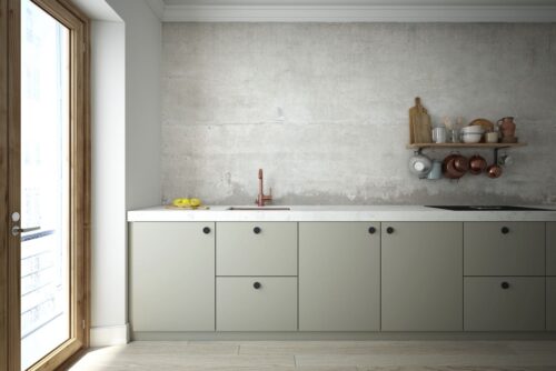Skandi-Look mit moderner Attitüde, das ist die Küche „Ingarö“ von Helsingö. In den hellen Tönen von Fronten und Wand wirkt sie leicht und frisch. Einen Kontrast bilden die schwarzen Griffe.