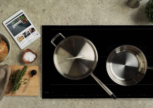 Das ASKO Induktionskochfeld mit Celsius°Cooking™ System verbindet smartes Zubehör mit Premium-Technologie und ermöglicht Anfängern und Profiköchen gleichermaßen, perfekte Gerichte zu zaubern.