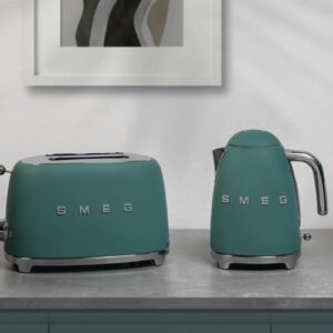Toaster und Wasserkocher von Smeg in mattem Emerald Green sind nicht nur funktional, sondern auch echte Hingucker, die jedem Küchendesign eine edle Note verleihen.