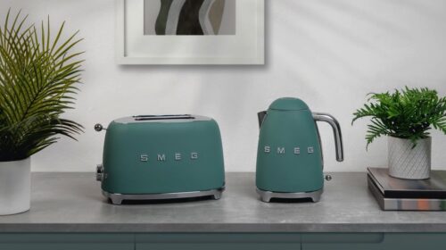 Toaster und Wasserkocher von Smeg in mattem Emerald Green sind nicht nur funktional, sondern auch echte Hingucker, die jedem Küchendesign eine edle Note verleihen.
