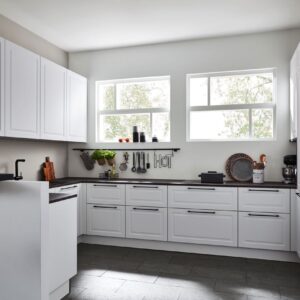 Der Landhaus-Look wird bei der Interliving-Küche ganz pur in Weiß und Schwarz umgesetzt. Das gibt dem Raum eine klare Ausstrahlung und lässt ihn aufgeräumt erscheinen.  