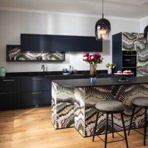 Das neue Design „Prête-Moi Ta Plume“ von Schmidt Küchen verbindet zeitgemäße Ästhetik mit zeitloser Kreativität. Dieses prachtvolle Fest der Farben kreiert eine fantasievolle Raumstimmung – welche die Sinne beflügelt und die Vorstellungskraft herausfordert.