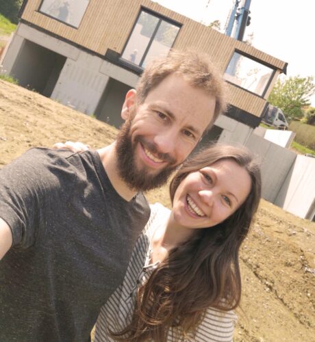Lena und Stefan vor der Baustelle ihre Traumhauses